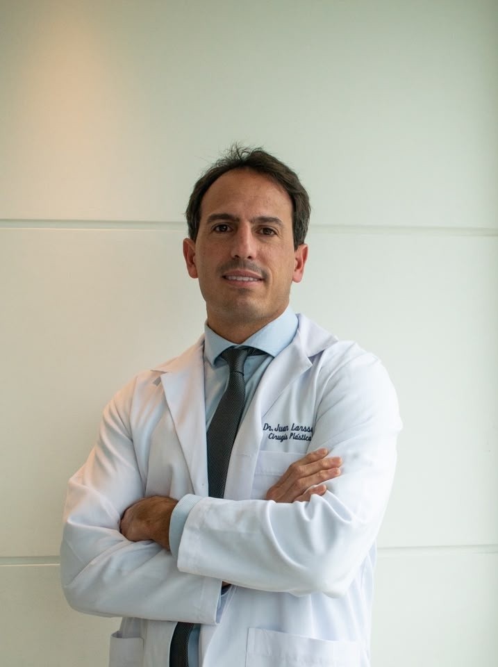 Retrato del Dr. Juan Larsson, cirujano plástico y estético en Córdoba